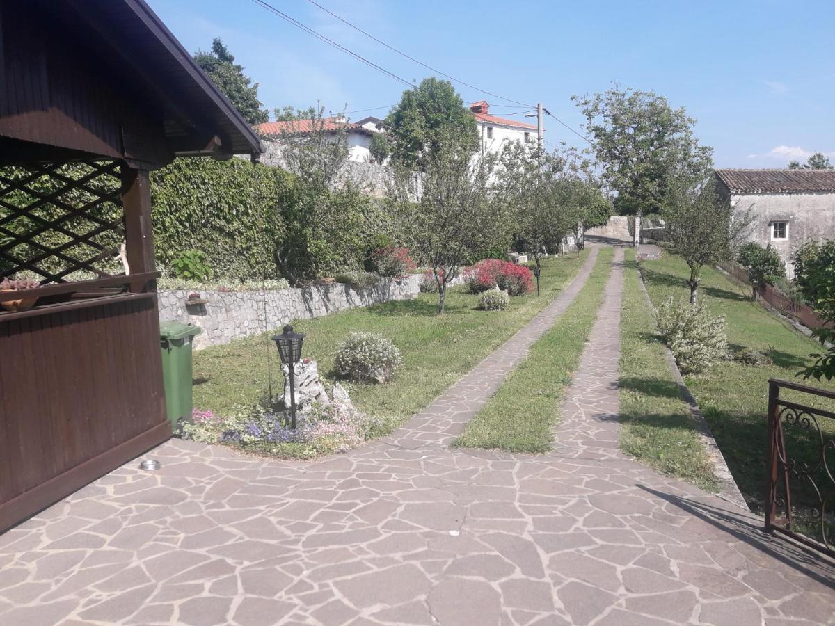 Apartma Oddih Dutovlje Exterior foto
