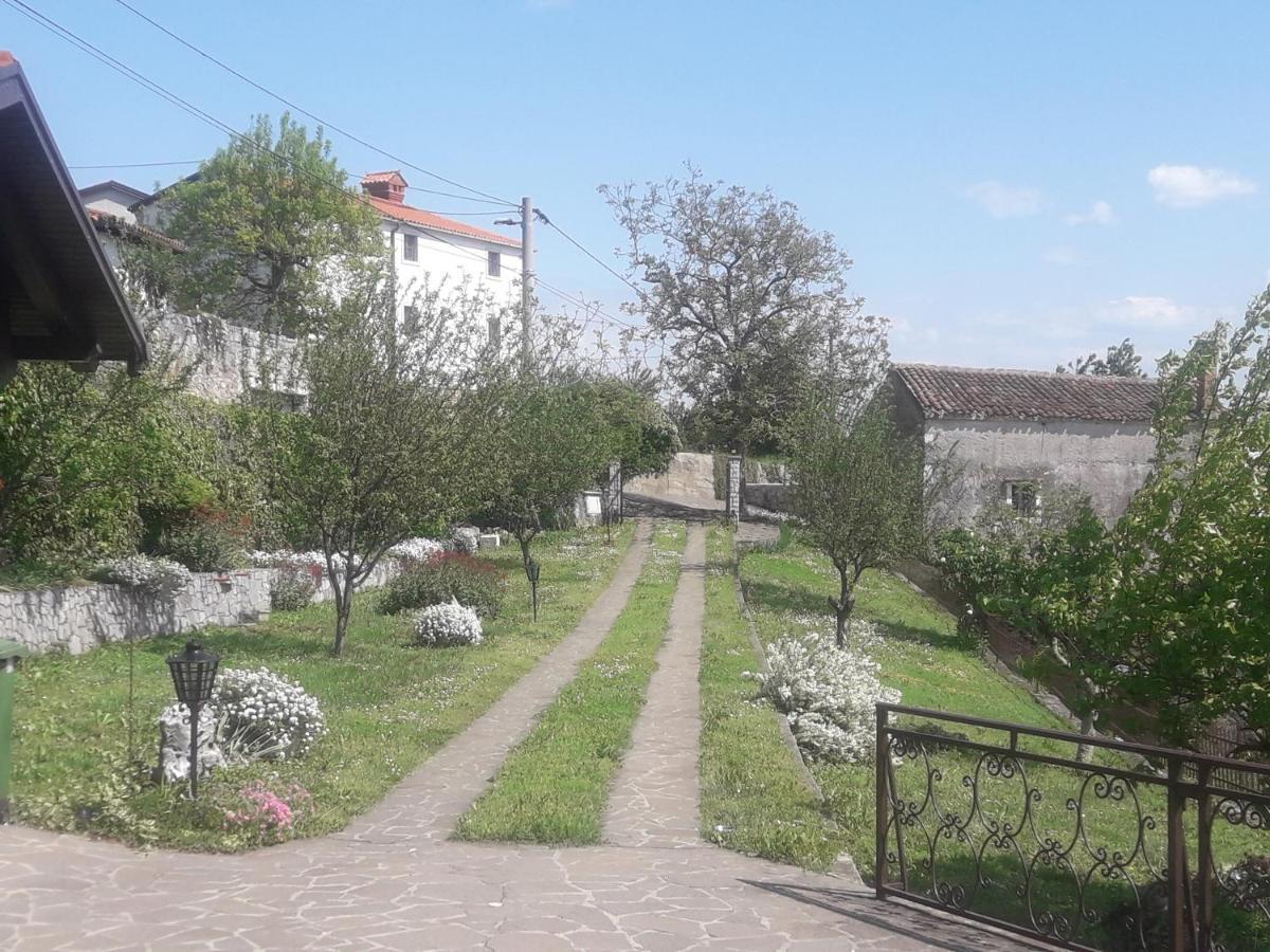 Apartma Oddih Dutovlje Exterior foto