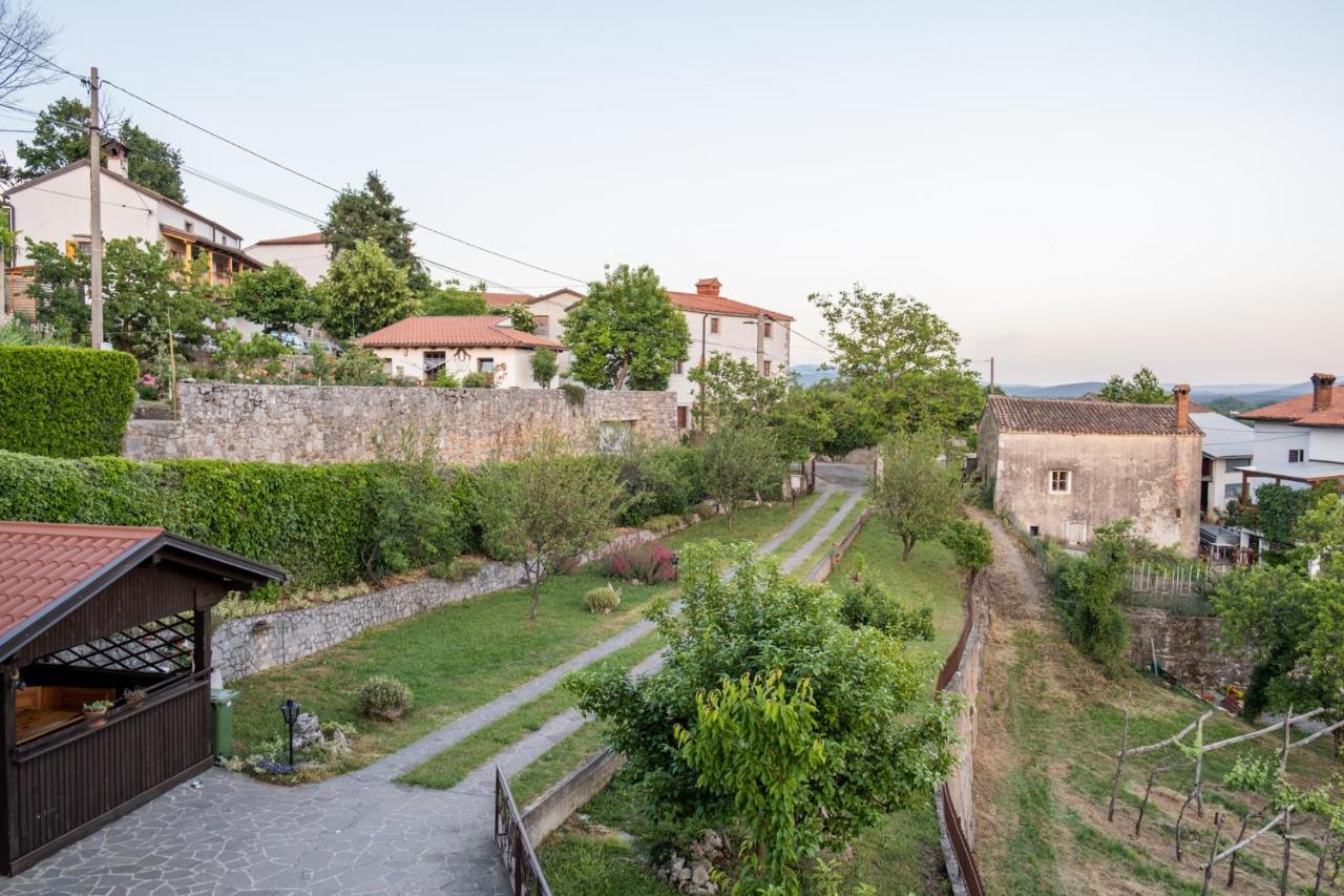 Apartma Oddih Dutovlje Exterior foto