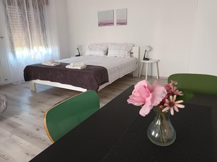 Apartma Oddih Dutovlje Exterior foto